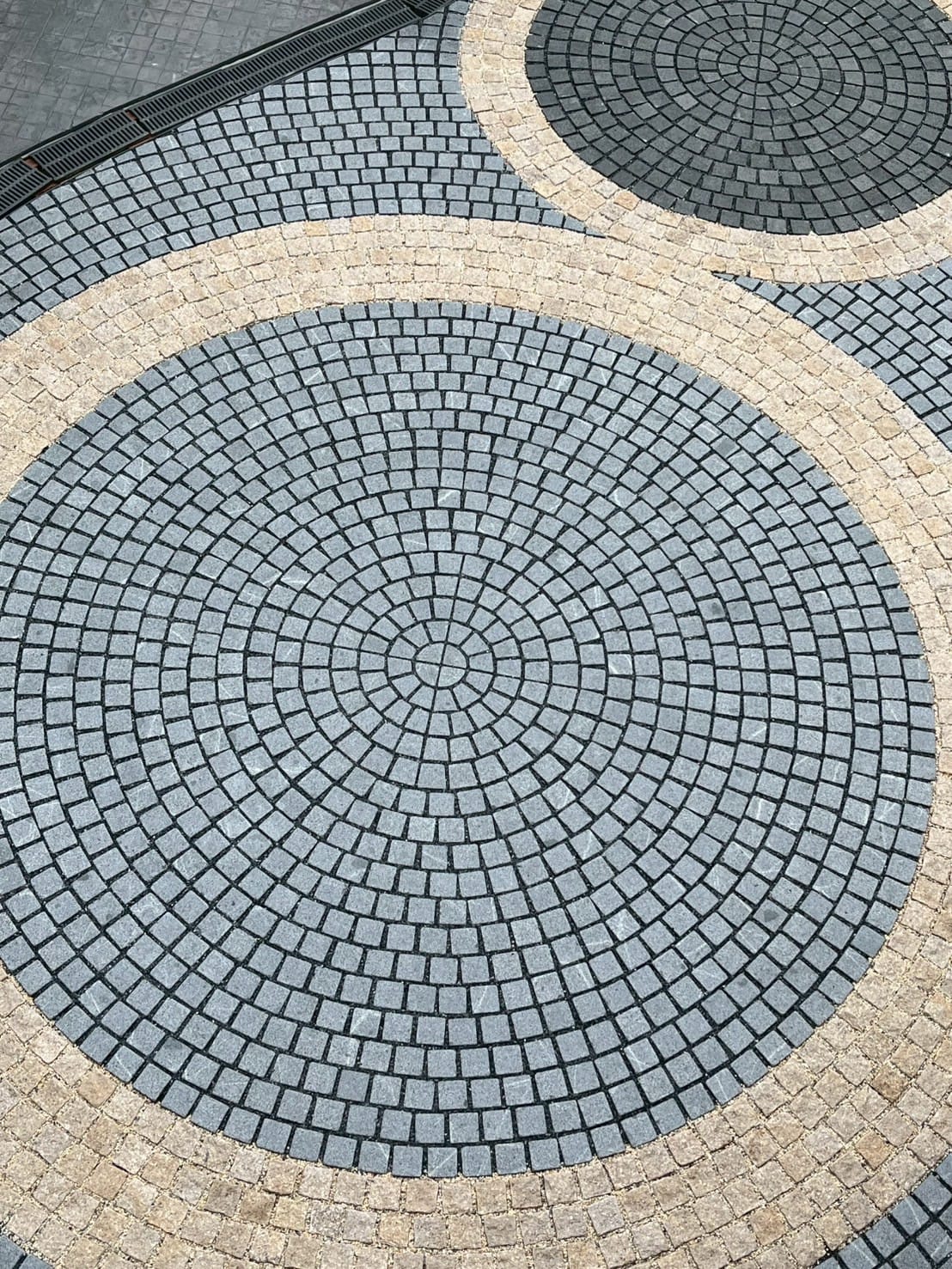 หินลูกเต๋าปูพื้น COBBLESTONE แบบวงกลม MODERN DECOR รุ่นซิมพลี ผิวพ่นไฟ ข้างตัดเรียบ 50X50X3 ซม. หินธรรมชาติแกรนิตสีเทา_6